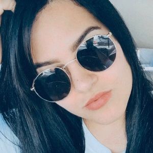 Meet your Posher, Daniela